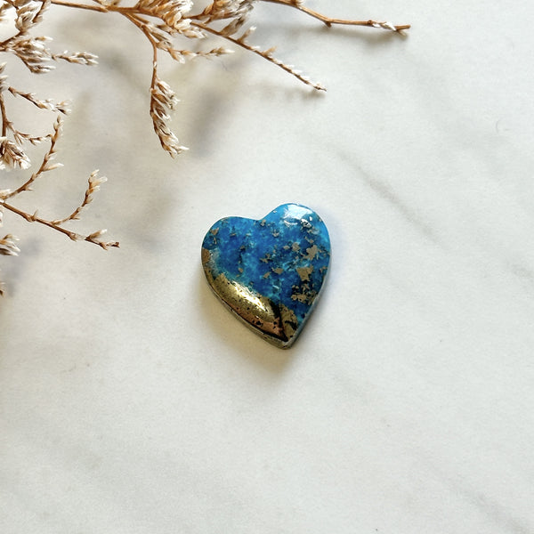 Medium Ocean Blue Heart Ithaca Peak Turquoise Background
