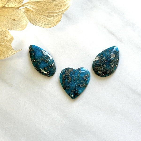 Large Ocean Blue Mixed Ithaca Peak Turquoise, Set of 3 Background