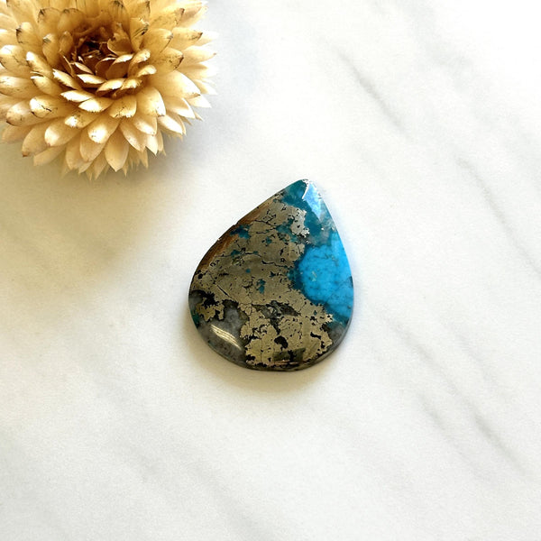 Large Sky Blue Teardrop Ithaca Peak Turquoise Background