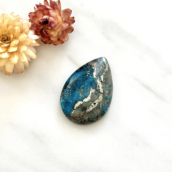 Large Ocean Blue Teardrop Ithaca Peak Turquoise Background