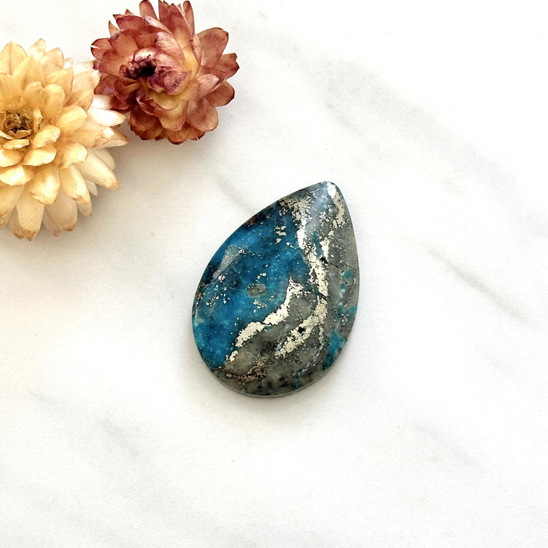 Large Ocean Blue Teardrop Ithaca Peak Turquoise Background