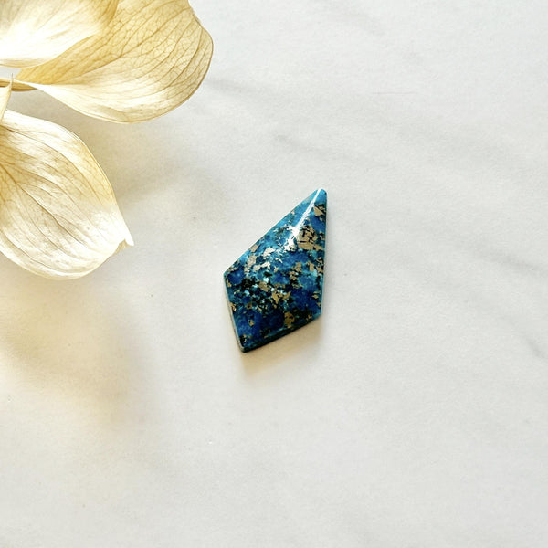 Large Ocean Blue Diamond Ithaca Peak Turquoise Background