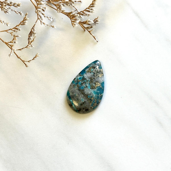 Large Ocean Blue Teardrop Ithaca Peak Turquoise Background