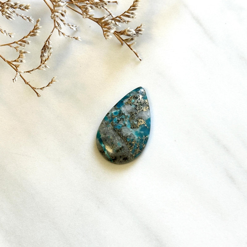 Large Ocean Blue Teardrop Ithaca Peak Turquoise Background