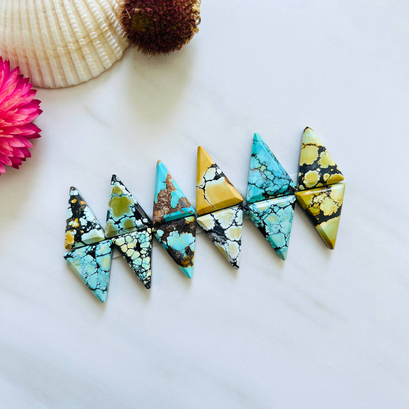 Medium Mixed Triangle Mixed Turquoise, Set of 12 Background